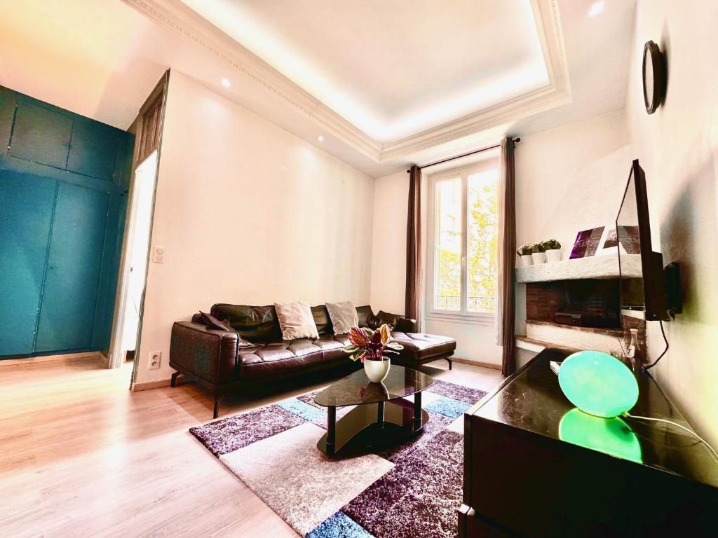un salon avec un canapé et une table dans l'établissement ApartHotel Riviera - Maison Alban - Old Port, à Nice
