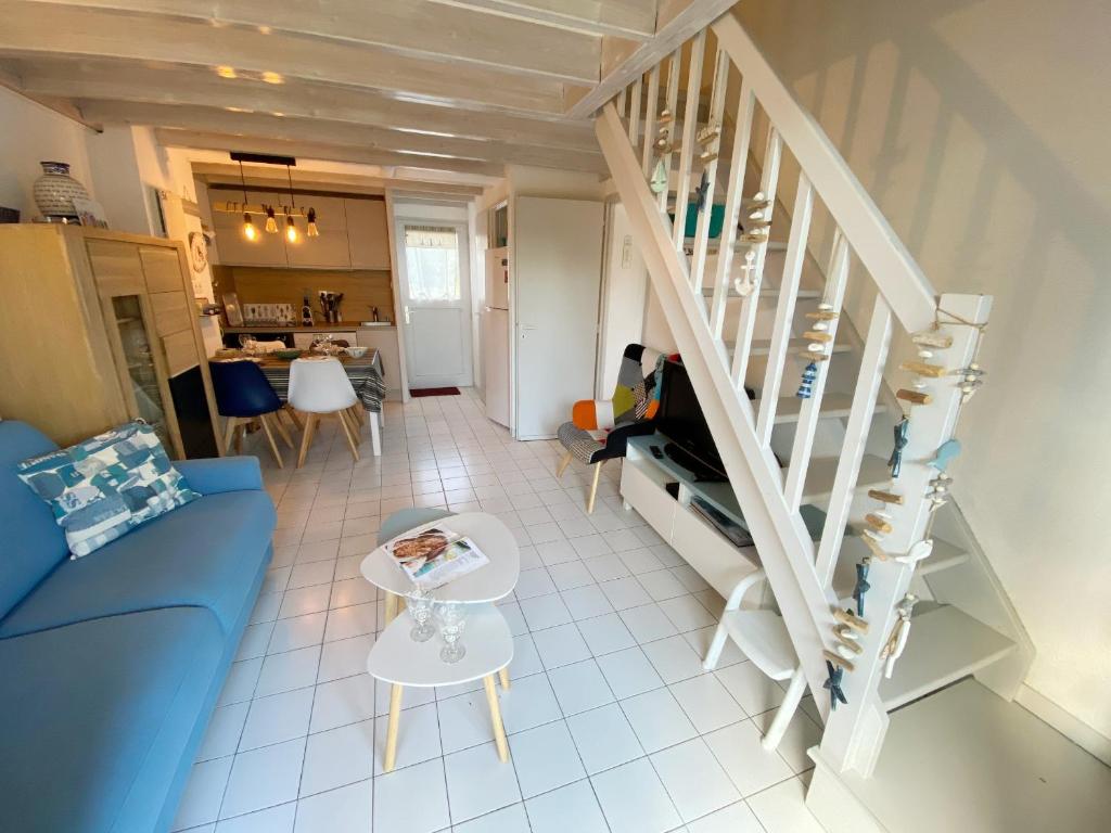 - un salon avec un canapé bleu et un escalier dans l'établissement CALLEA 2 - Maison de vacances avec jardin Carnac - K16, à Carnac