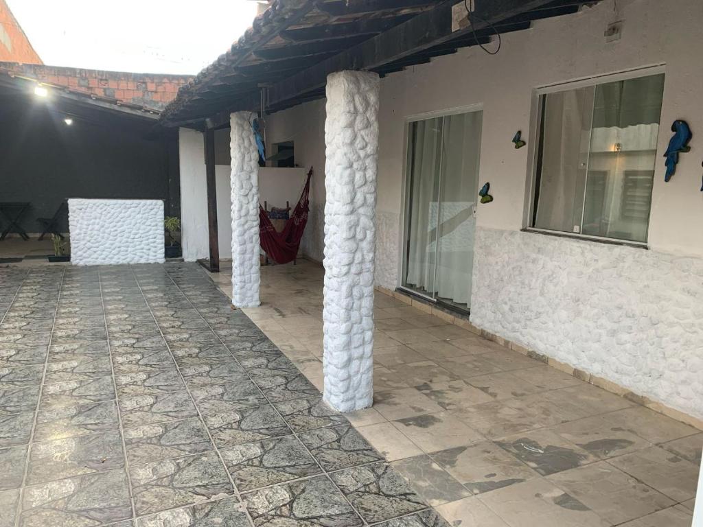 a row of columns on the side of a house at Casa in Cabo Frio