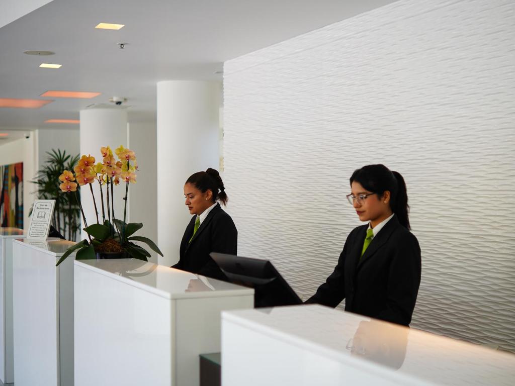 Members ng staff sa NM Lima Hotel