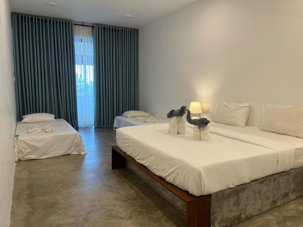Postel nebo postele na pokoji v ubytování Sun N Sea Hotel
