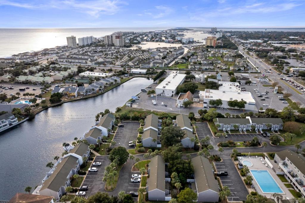 una vista aérea de una ciudad con un río en Southbay by the Gulf 010 by Newman-Dailey, en Destin