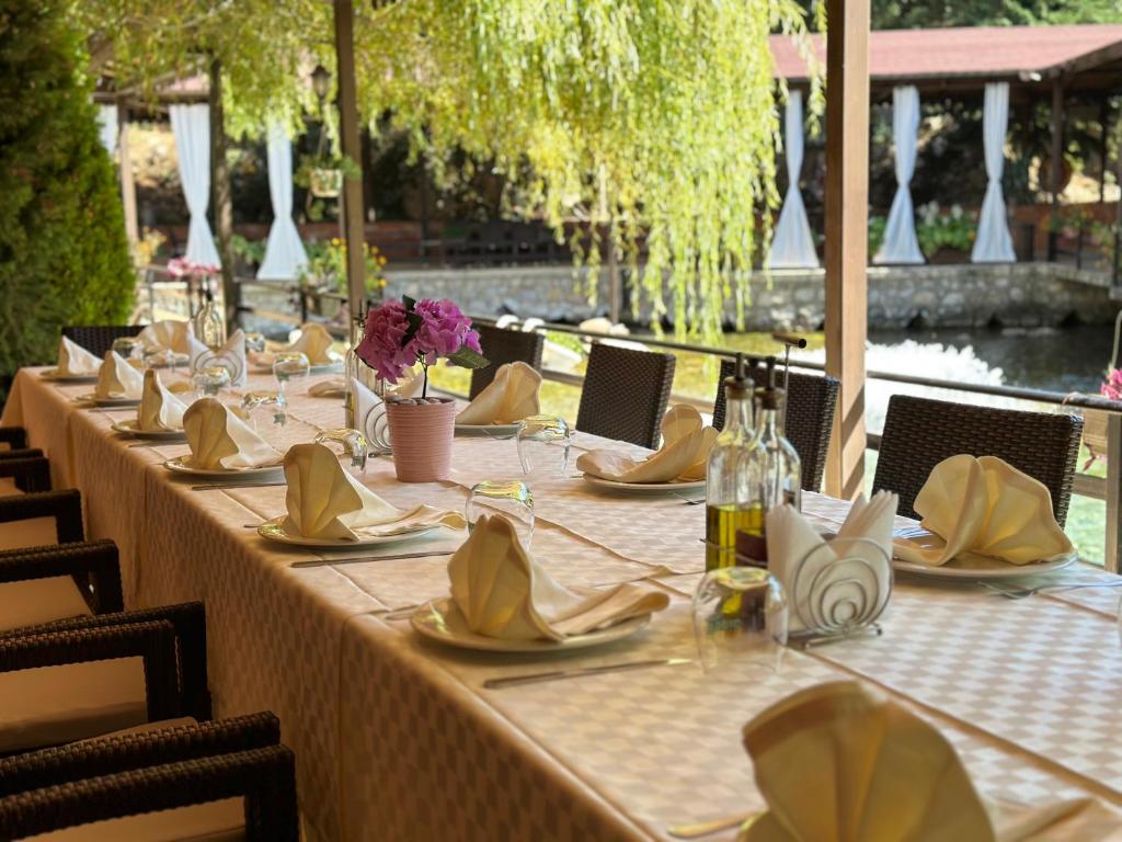 Restaurace v ubytování Rritja e Koranit