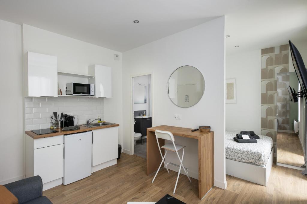 un salon avec une cuisine et une salle à manger dans l'établissement Le Triomphant, à Brest