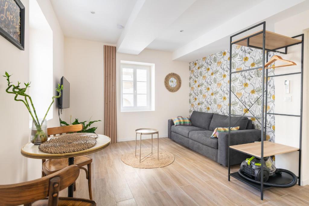 un salon avec un canapé et une table dans l'établissement SV - Studio de l'Opéra VieuxPort, à Marseille