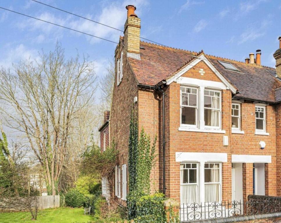 Midsomer Cottage - Spacious, Light and comfortable Victorian Cottage with garden in great location - Great base to explore the City - Three-Bedroom House