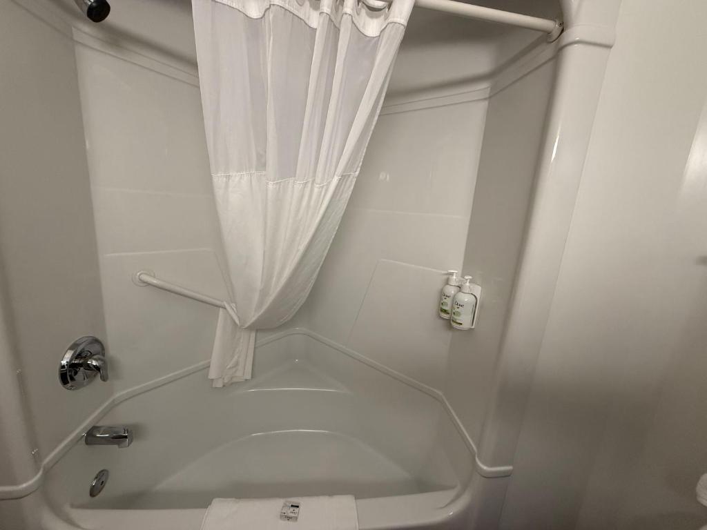 Koupelna v ubytování Days Inn by Wyndham Stony Plain