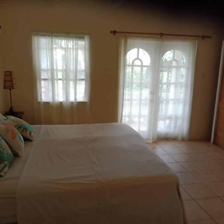 Postel nebo postele na pokoji v ubytování Private Room with Twin Beds AC nr Intl Airpt and Beach