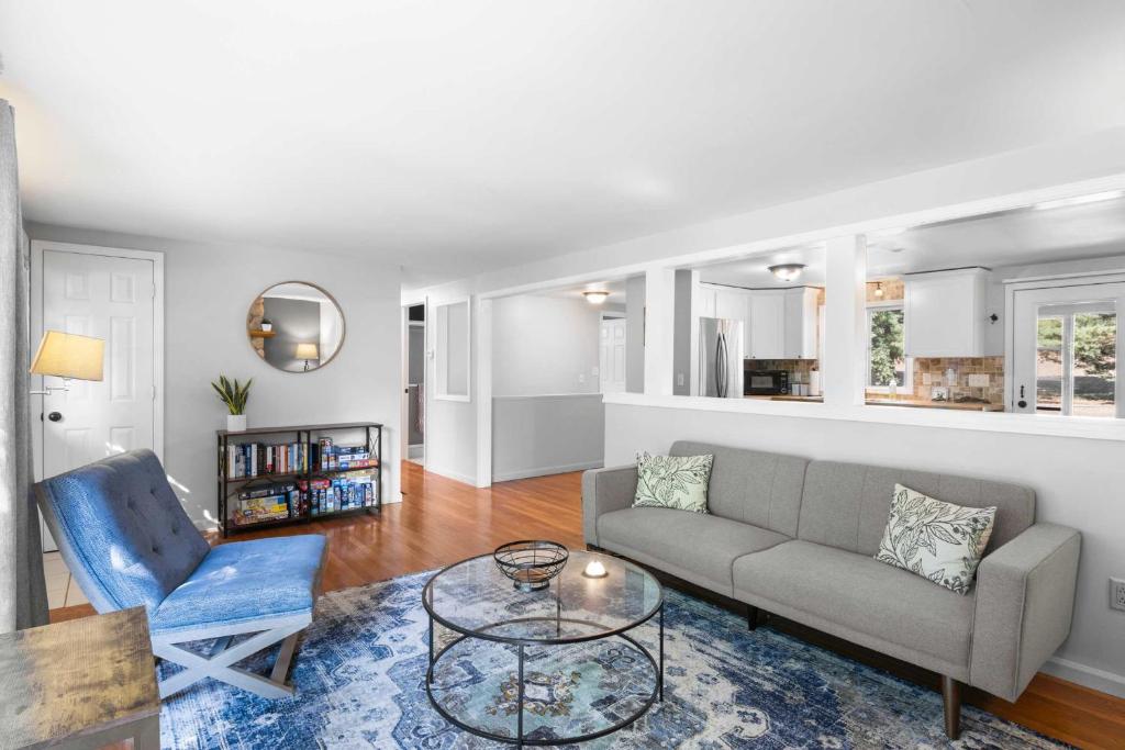 Χώρος καθιστικού στο Peaceful 4-bed getaway across from Clam Lake