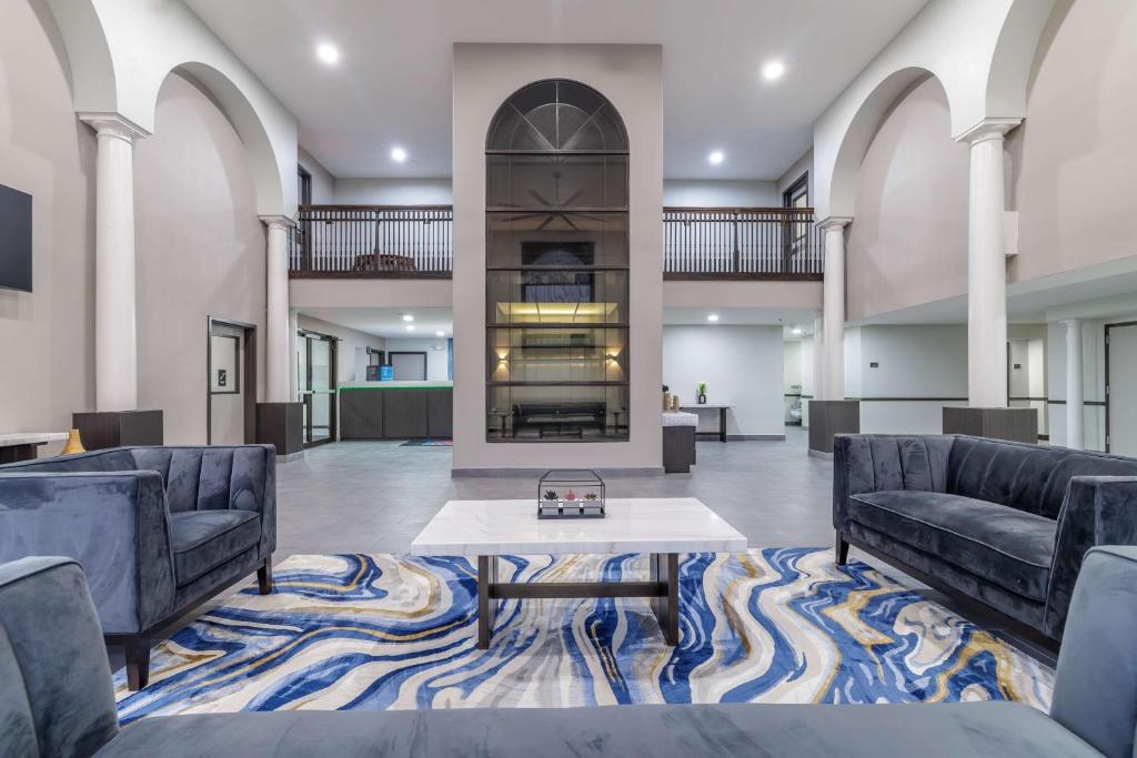 a lobby with two couches and a table at Motel 6-Brenham, TX in Brenham