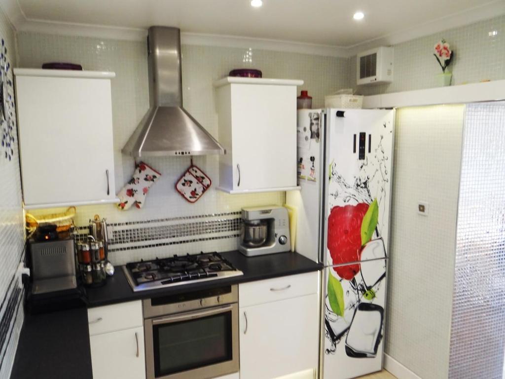Cucina o angolo cottura di Rustic Harmony - Edinburgh Airport near, 8mi
