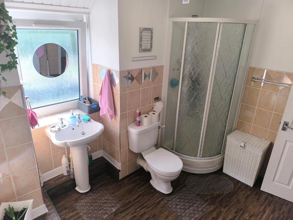 e bagno con servizi igienici, doccia e lavandino. di Rustic Harmony - Edinburgh Airport near, 8mi a Rosyth