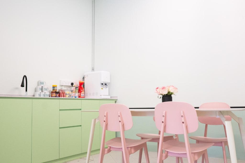 Code Hostel at Kampong Glam的厨房或小厨房