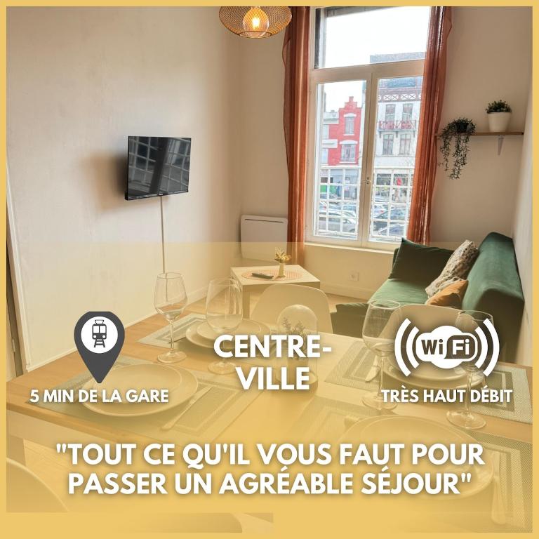 un salon avec un canapé et une table dans l'établissement Magnifique Appartement Au Cœur du Centre-Ville, à Tourcoing