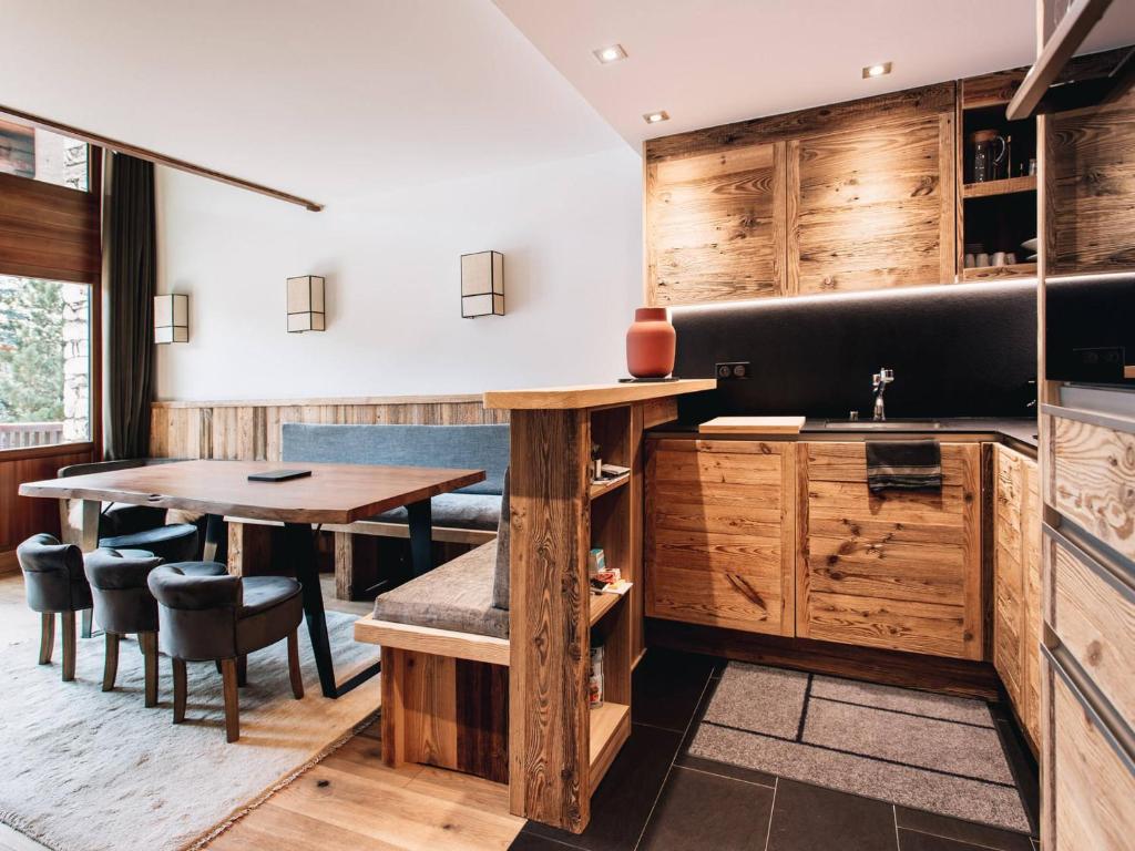 Appartement Triplex Cosy pour 6 Personnes, Centre de Val d'Isère, Proche Pistes - FR-1-567-109 في فال ديزير: غرفة طعام مع طاولة وكراسي خشبية
