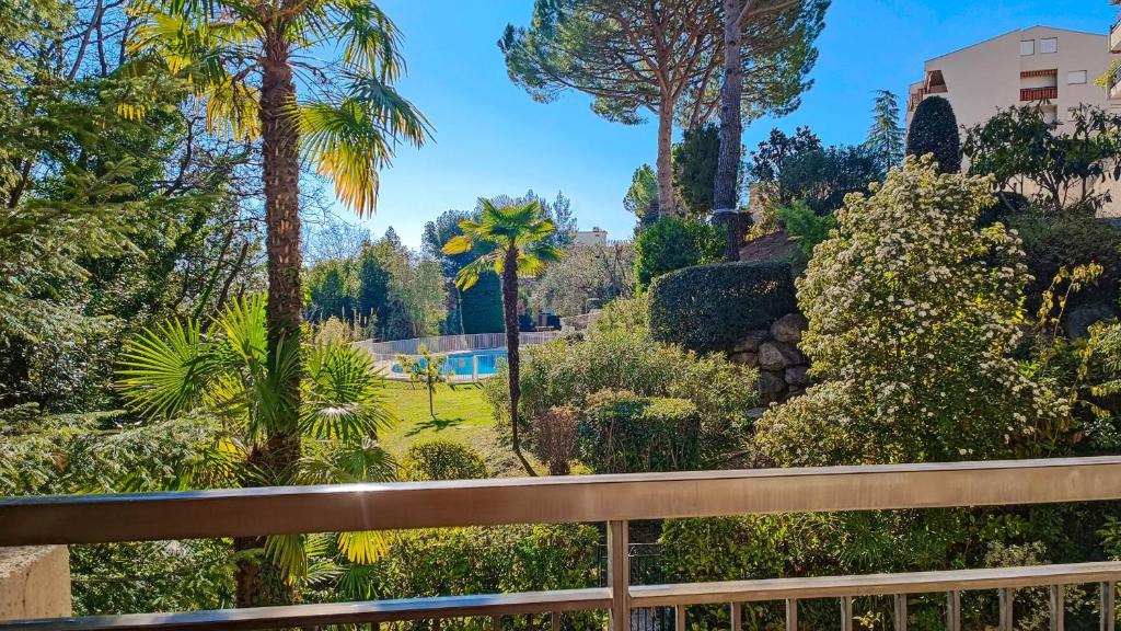 d'un balcon avec vue sur le jardin. dans l'établissement Charmant 2 pièces parc piscine, à Vence