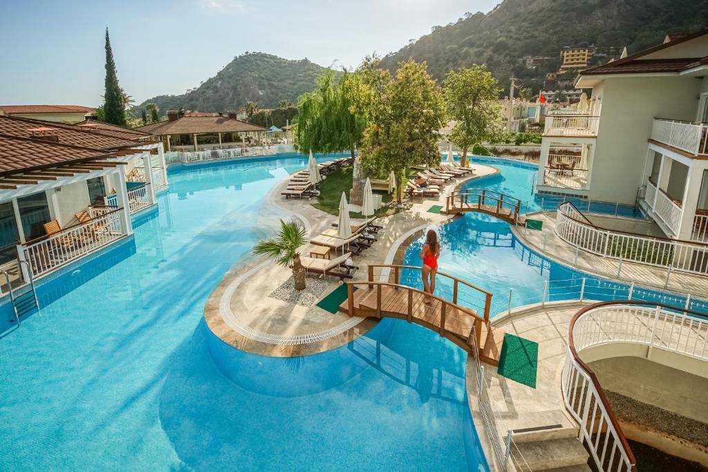Bazén v ubytování Mozaik Hotel nebo v jeho okolí