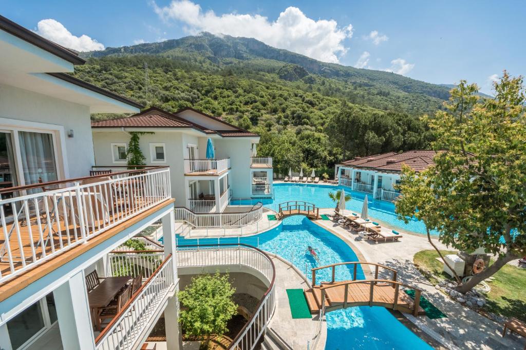 einen Luftblick auf ein Resort mit einem Pool in der Unterkunft Mozaik Hotel in Oludeniz