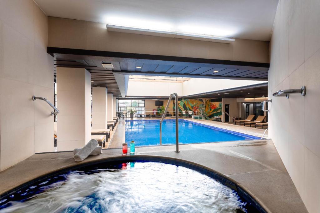 Bazén v ubytování Ouro Minas Hotel Belo Horizonte, Dolce by Wyndham nebo v jeho okolí