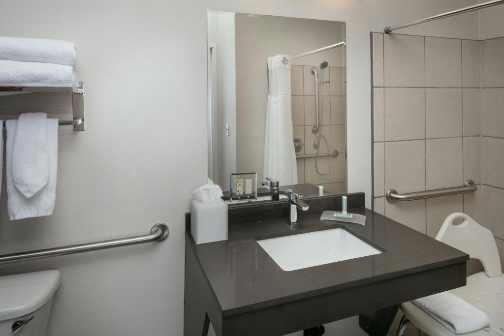 Koupelna v ubytování Fairfield Inn & Suites by Marriott Anchorage Midtown