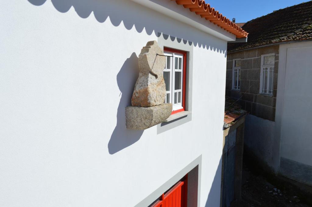 un agujero en el lateral de un edificio blanco con una ventana en Casa de Campo das Sécias en Vilas Boas