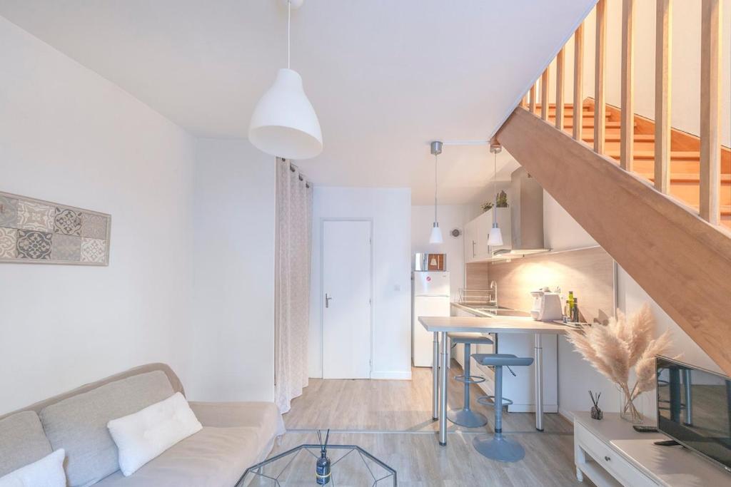 un salon avec un canapé et une table dans l'établissement Duplex hyper center dijon, à Dijon