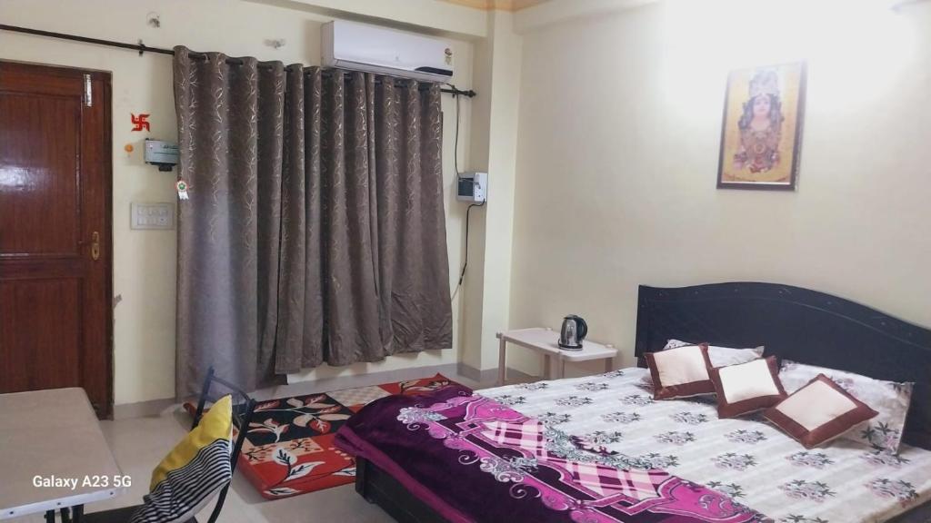Ένα ή περισσότερα κρεβάτια σε δωμάτιο στο Moksha Home-Stay