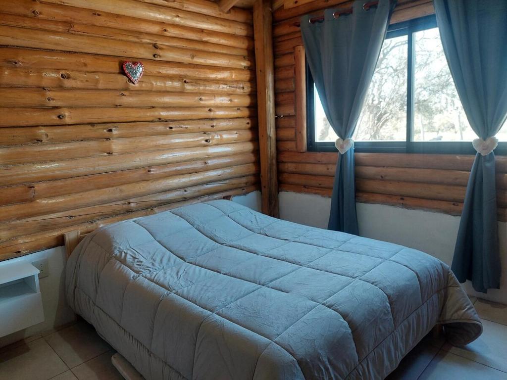 Giường trong phòng chung tại La Victoria Cabaña San Rafael Mendoza