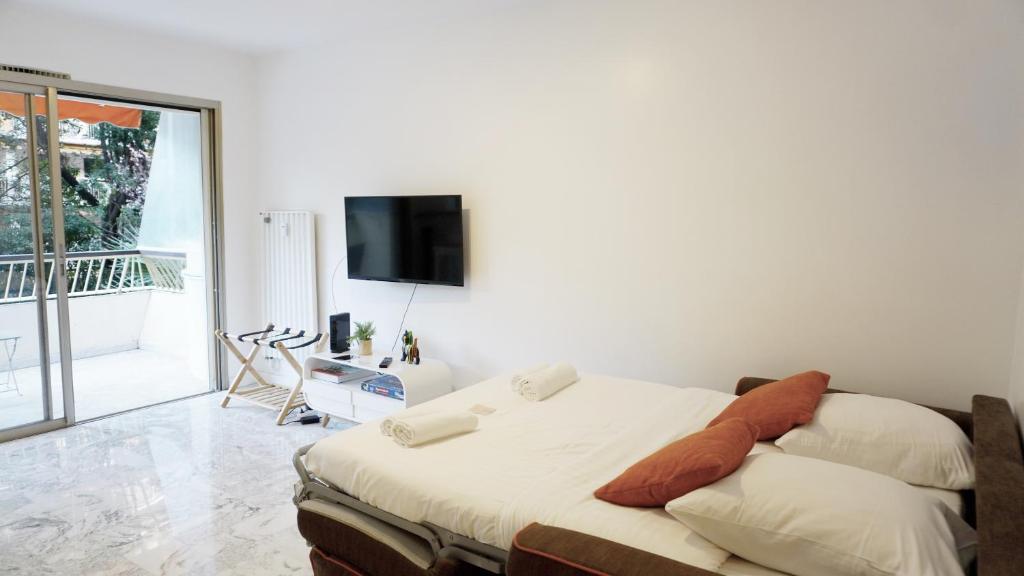 une chambre avec un lit et une télévision à écran plat dans l'établissement Proche Croisette, Exclusivité Congres by Palmazur, à Cannes