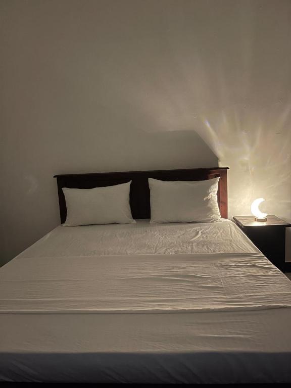 Postel nebo postele na pokoji v ubytování Golden Paradise Transit Hotel