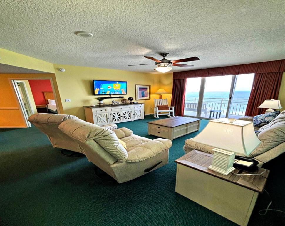 een woonkamer met 2 banken en een televisie bij Wyndham Ocean Walk Resort 2321 Vacation in Comfort and luxury - 2BR Direct Oceanfront in Daytona Beach
