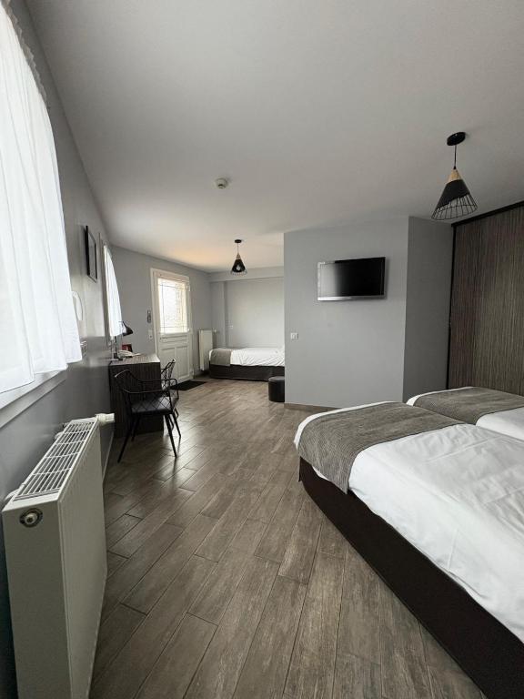 Postel nebo postele na pokoji v ubytování Hôtel Restaurant les 13 Assiettes
