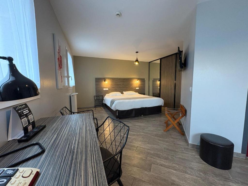 Postel nebo postele na pokoji v ubytování Hôtel Restaurant les 13 Assiettes