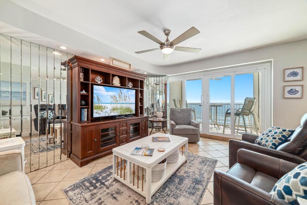TV a/nebo společenská místnost v ubytování Summer Beachfront Oasis- Prime Penthouse Location!