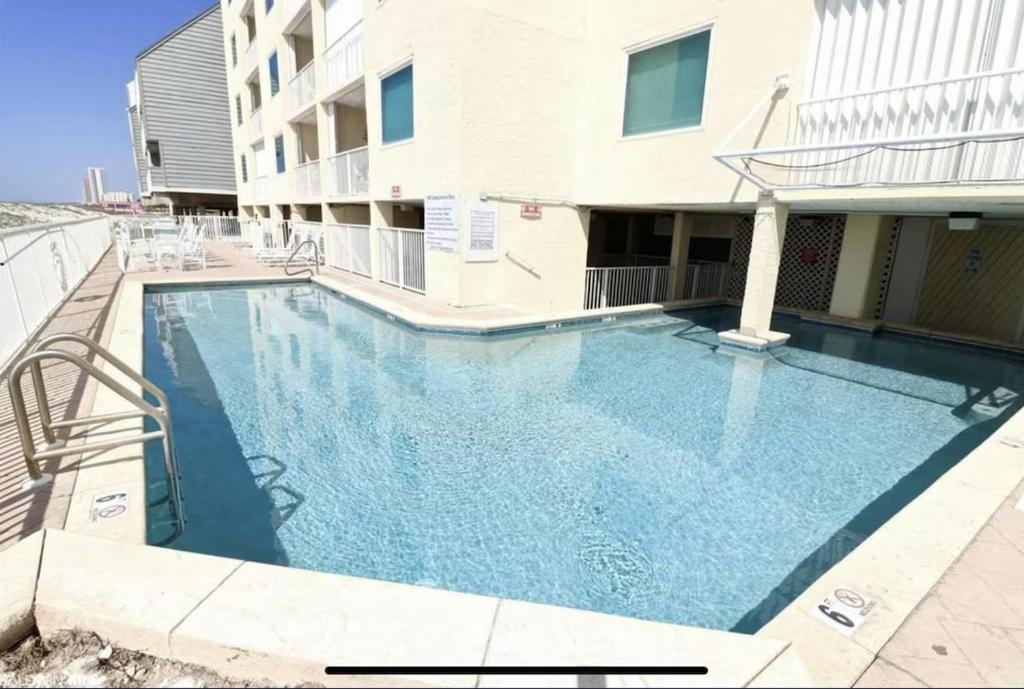 Bazén v ubytování Summer Beachfront Oasis- Prime Penthouse Location! nebo v jeho okolí