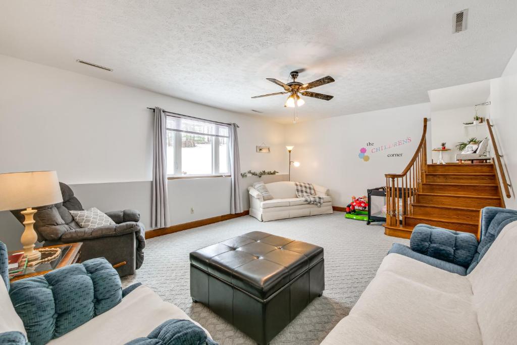 Χώρος καθιστικού στο Secluded Ohio Amish Country Getaway with Fire Pit