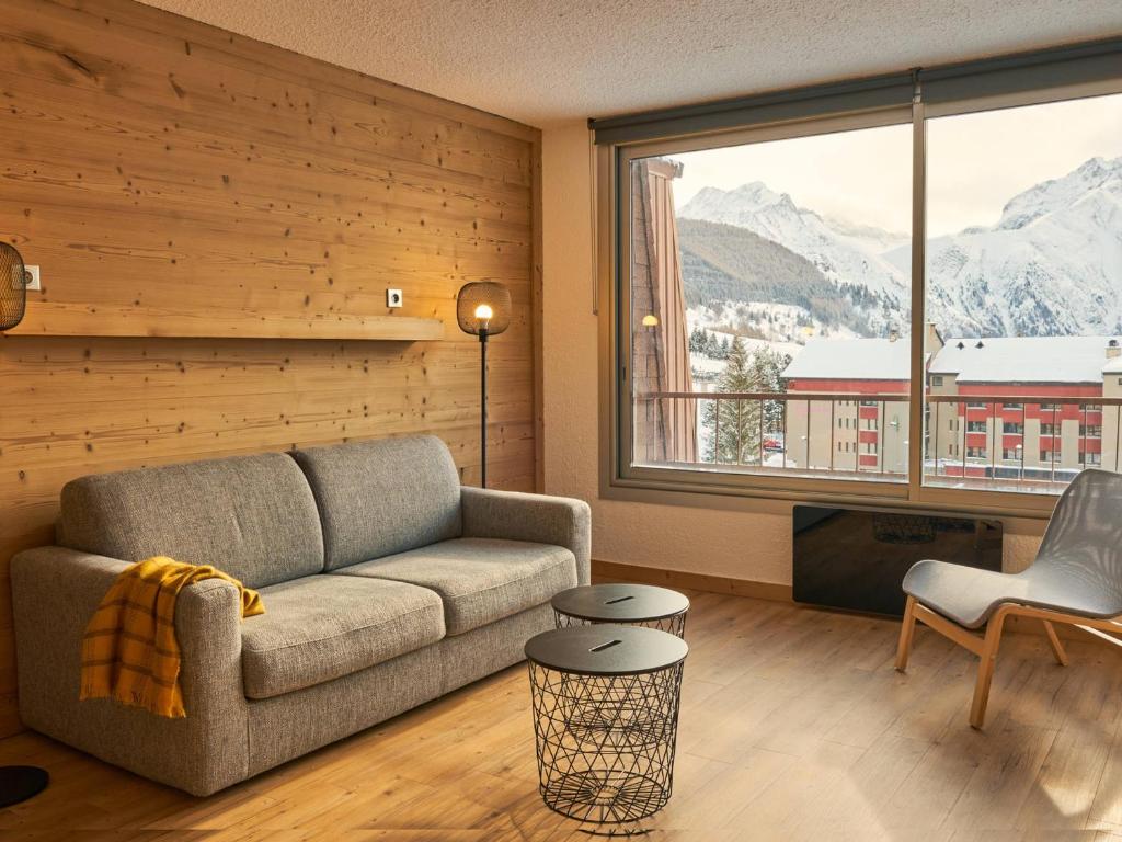 un salon avec un canapé et une grande fenêtre dans l'établissement Grand studio rénové au pied des pistes - FR-1-546-39, à Les Deux Alpes