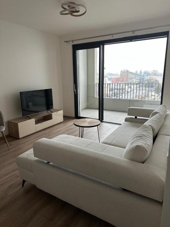Televízia a/alebo spoločenská miestnosť v ubytovaní 2 rooms apartment in Downtown,Free parking,late check-out,big balcony