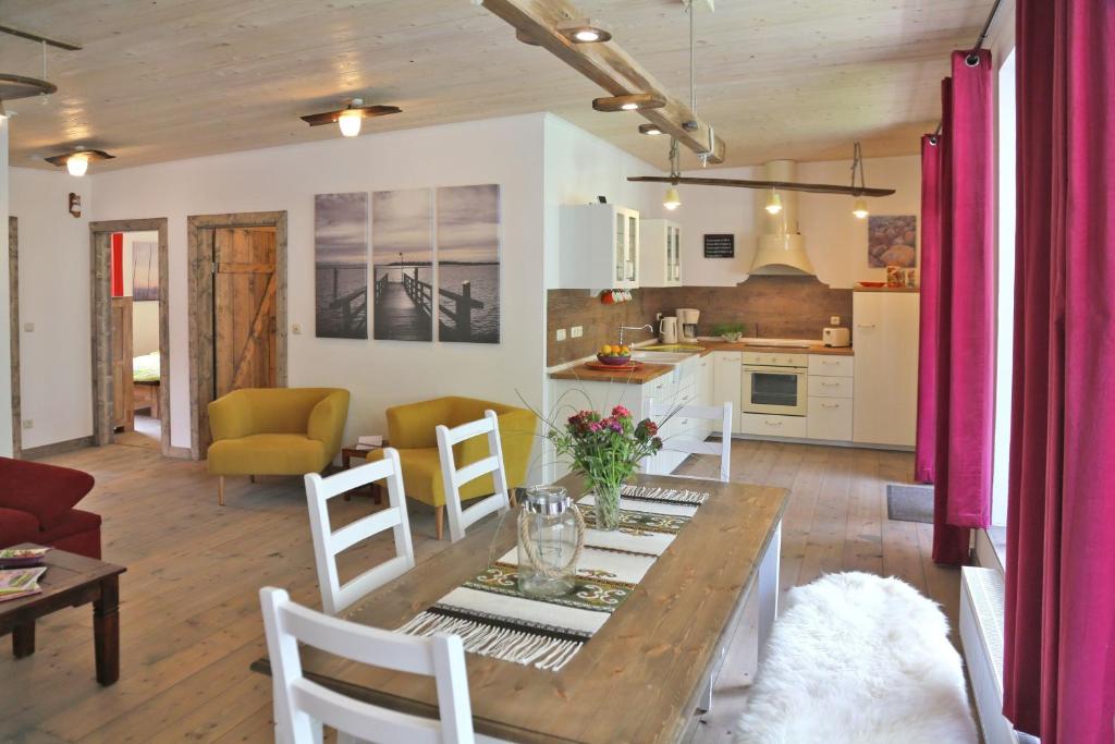 a kitchen and living room with a table and chairs at Ferienhaus Rotdorn - Haus Nord in Strukkamp auf Fehmarn