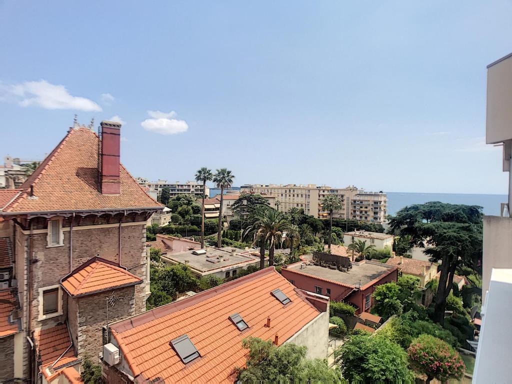 - une vue aérienne sur une ville avec des bâtiments et l'océan dans l'établissement A 2 pas des plages du Midi, terrasse, 252L-BOU, à Cannes