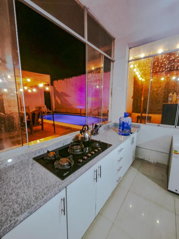 Kuchyň nebo kuchyňský kout v ubytování CASA RICARDO PALMA con PISCINA
