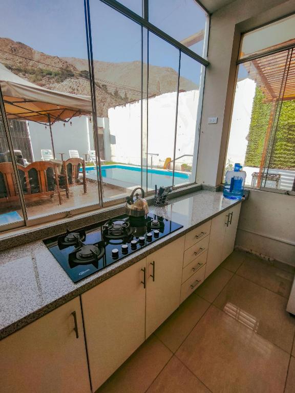 Kuchyň nebo kuchyňský kout v ubytování CASA RICARDO PALMA con PISCINA