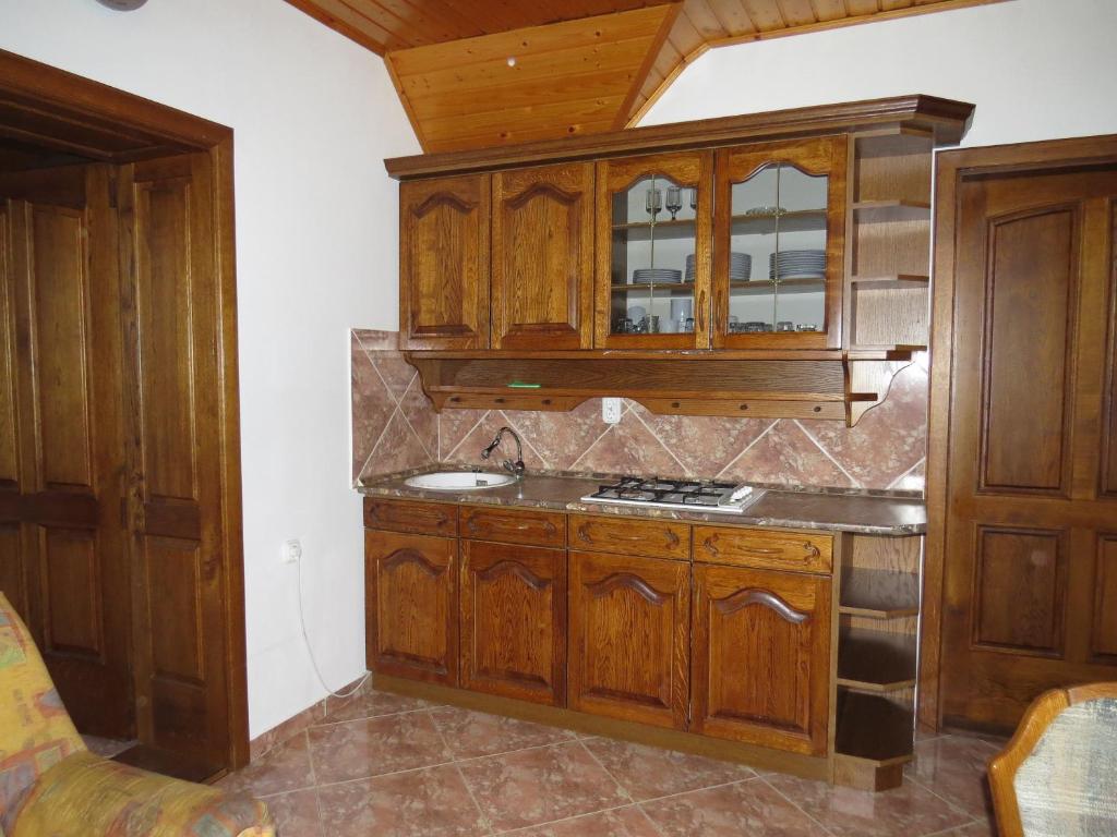 Kuchyňa alebo kuchynka v ubytovaní 7 fös apartman
