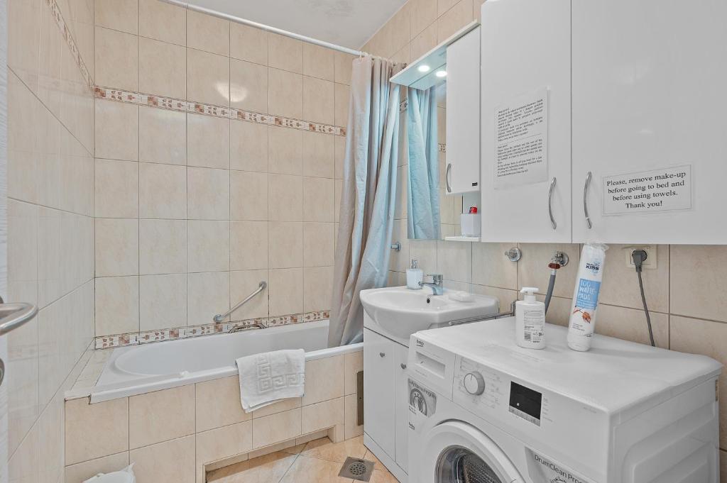 Near Main Bus Station Cozy Apartment Sofi Perfect for Any Stay - 10