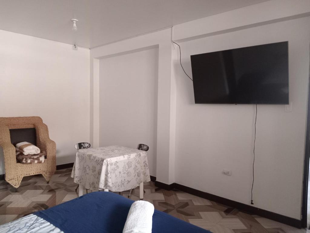 TV a/nebo společenská místnost v ubytování Menacho's House