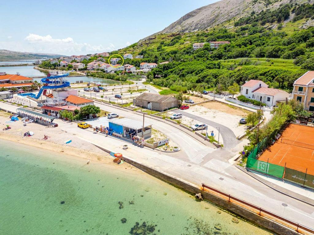 eine Luftaufnahme einer Stadt am Meer in der Unterkunft Rose Wind Apartments by Pag tours in Pag