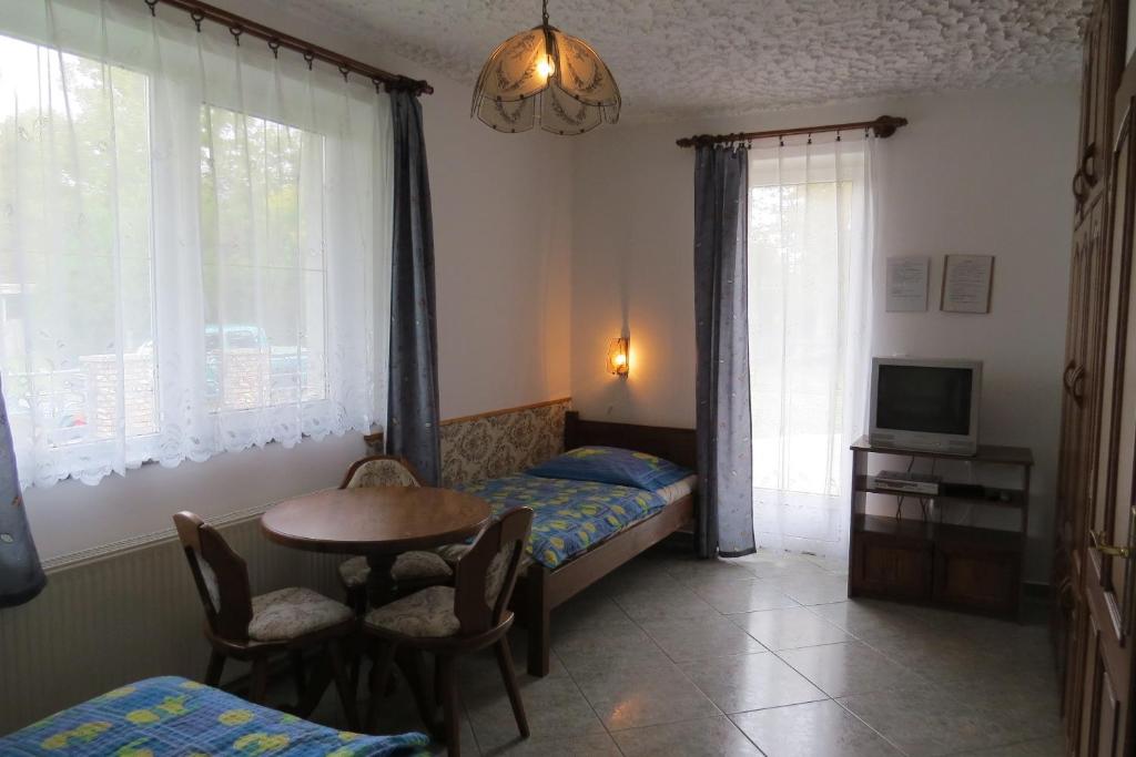 Televízia a/alebo spoločenská miestnosť v ubytovaní 3 fös apartman