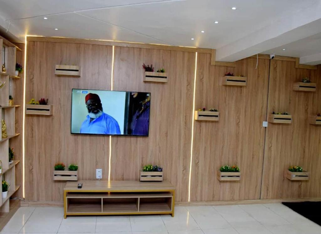 TV a/nebo společenská místnost v ubytování Hotel Padelia Apartment Airport Road Lagos
