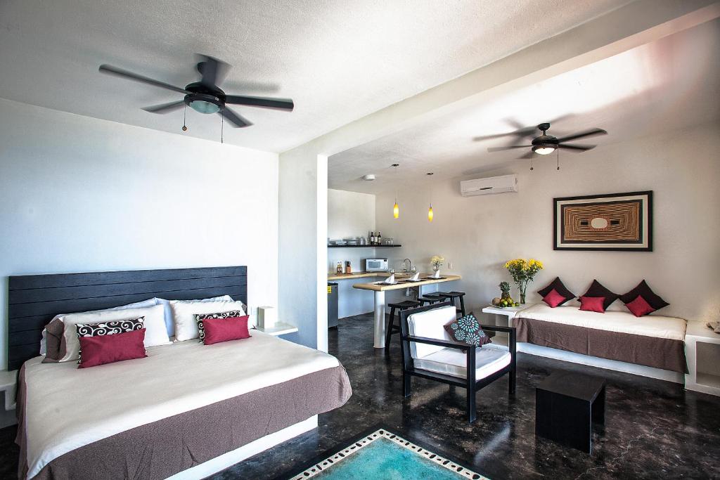 Manta Raya Hotel - right on the beach - Suite De Lujo