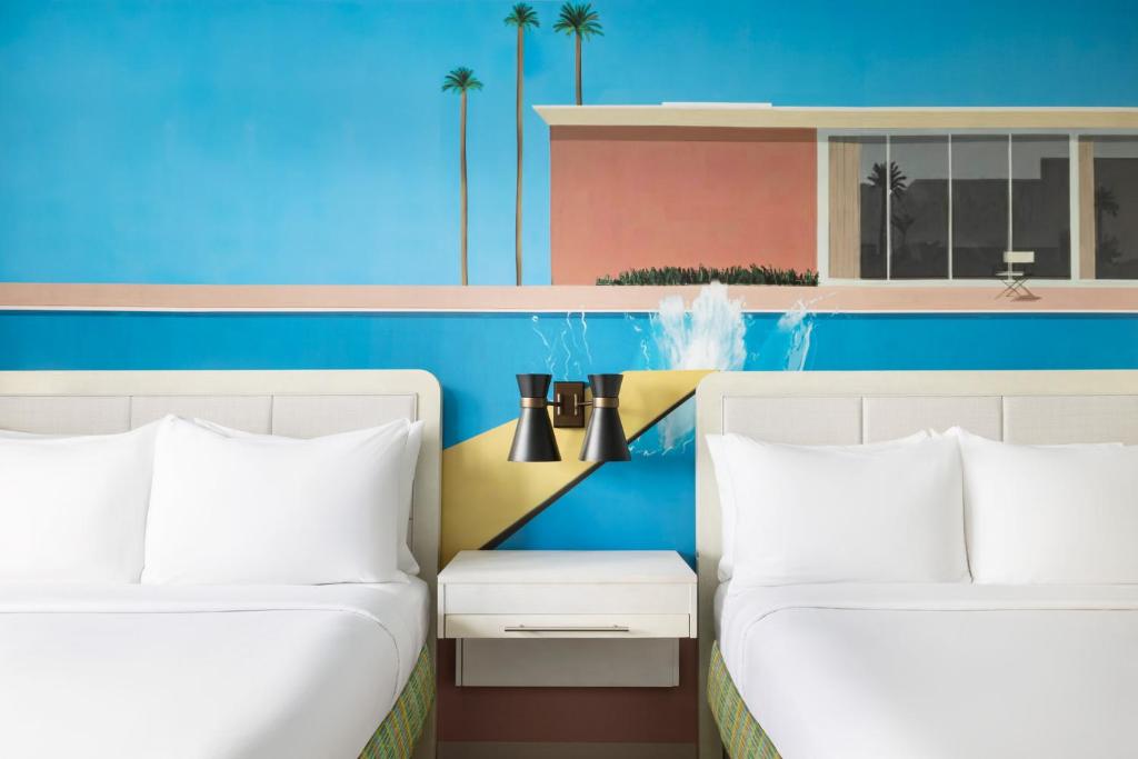 Uma área de estar em Hotel Continental Miami Beach, Tapestry Collection by Hilton